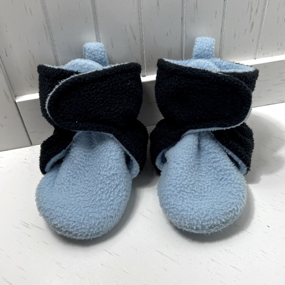 Luvable Friends hook & loop closure slipper socks with grippies -BLUE -12/18mo - Picture 3 of 9
